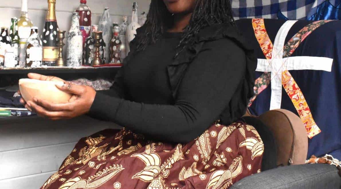 Betty Watson, winti priesteres èn onderneemster, lanceert Swit' Watra lijn nèt voor Owru Yari