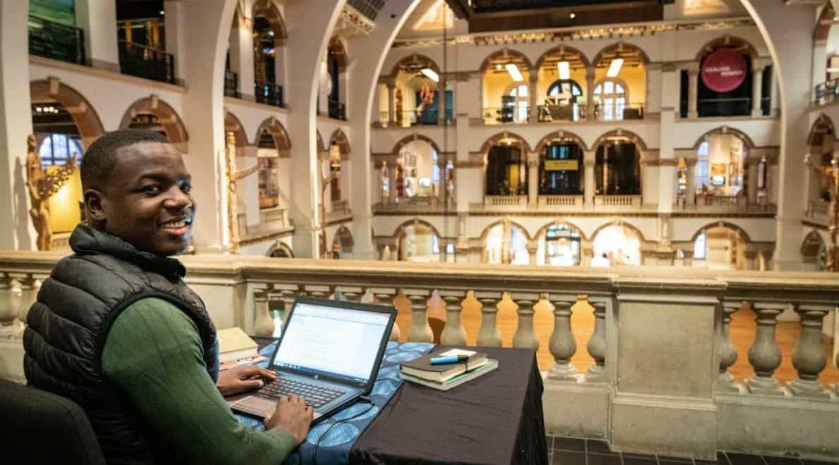 Stadsdichter Gershwin Bonevacia schrijft poëzie in een gesloten Tropenmuseum