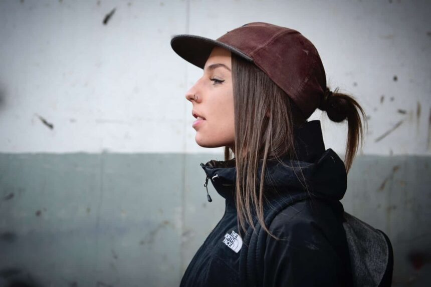 Torenhoge muurschildering tegen klassenongelijkheid op Leidseplein