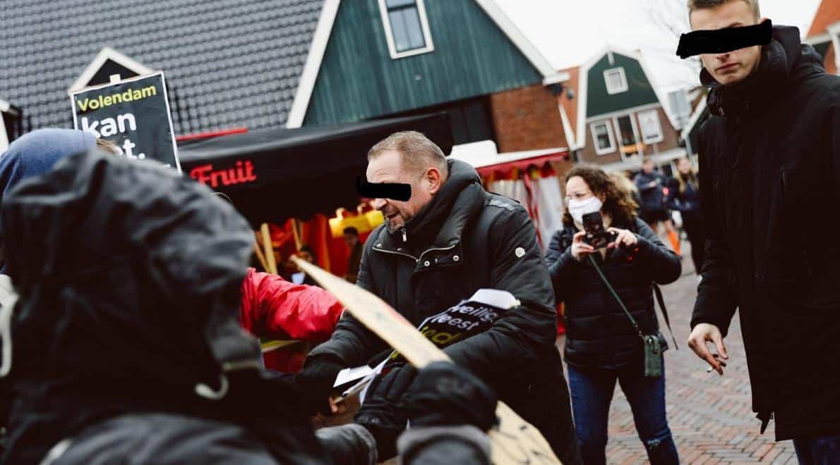 KOzp doet aangifte na gewelddadige aanval op vreedzame demonstranten in Volendam