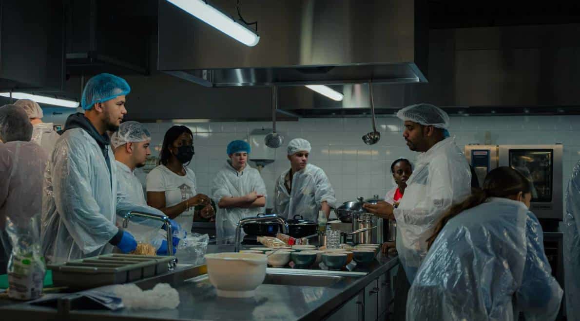 SurinameOso Srefidensi tevreden met kookworkshop voor SVOFood studenten