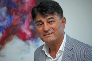 Chirurg Mahabier lobbyt in Nederland en opereert in Suriname