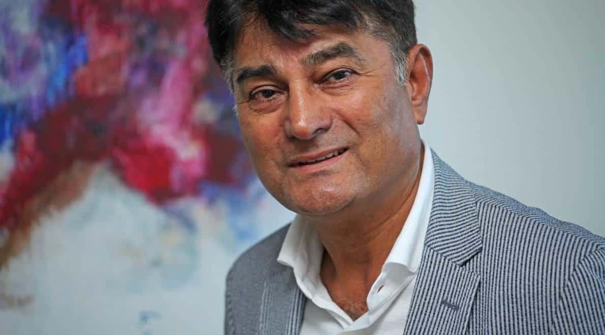 Chirurg Mahabier lobbyt in Nederland en opereert in Suriname