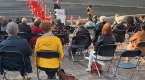 Dodenherdenking bij het Monument van Anton de Kom