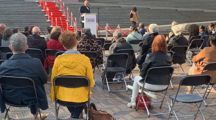 Dodenherdenking bij het Monument van Anton de Kom