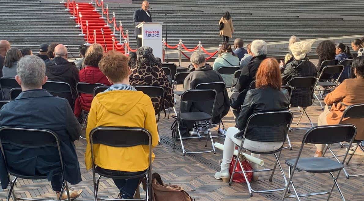 Dodenherdenking bij het Monument van Anton de Kom