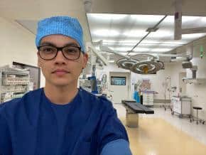 Riezvi Jessurun in de operatiekamer (Photocredit: Riezvi Jessurun)