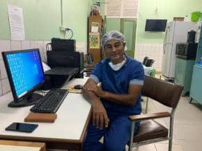 Chander Mahabier achter zijn bureau