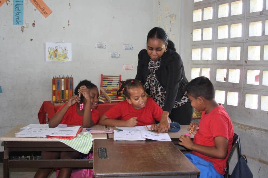 Een leerkracht geeft uitleg op de Theodoor Wenzelschool in Paramaribo - © Zoë Deceuninck
