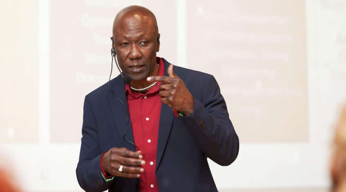 Afro theoloog Kenneth Vers Babel verzorgde met Het Broos Instituut een online College over Winti voor ADEK Uni van Suriname