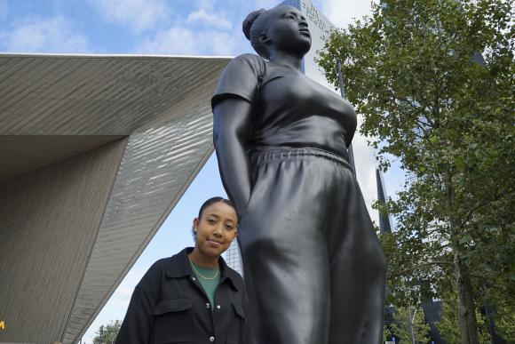 Shanyge Wiebers student Commerciele Economie aan de Hogeschool Rotterdam, bij het beeld 'Moments Contained' van Thomas J. Pryce. Foto: Magda Augusteijn