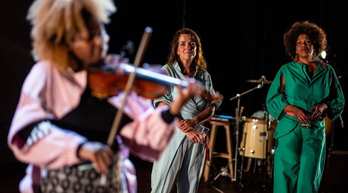 Bejubelde muziektheatervoorstelling 'De plantage van onze voorouders' van Orkater nu op tournee!