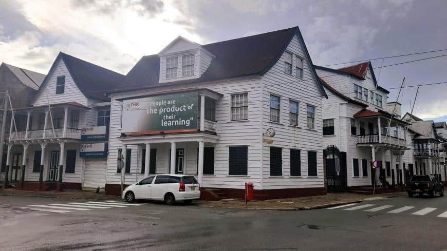 Het FHR Institute in het historisch centrum van Paramaribo. Foto: © Zoë Deceuninck