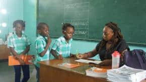 Leerkracht Dayenne Blinker aan het werk in haar klas in de Openbare School Latour II - © Zoë Deceuninck