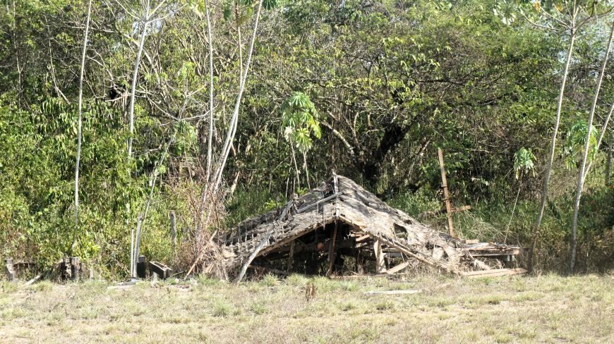 Een verwaarloosde leerkrachtenwoning in Palumeu, een Inheems dorp in Zuid-Suriname. - Foto: © Zoë Deceuninck