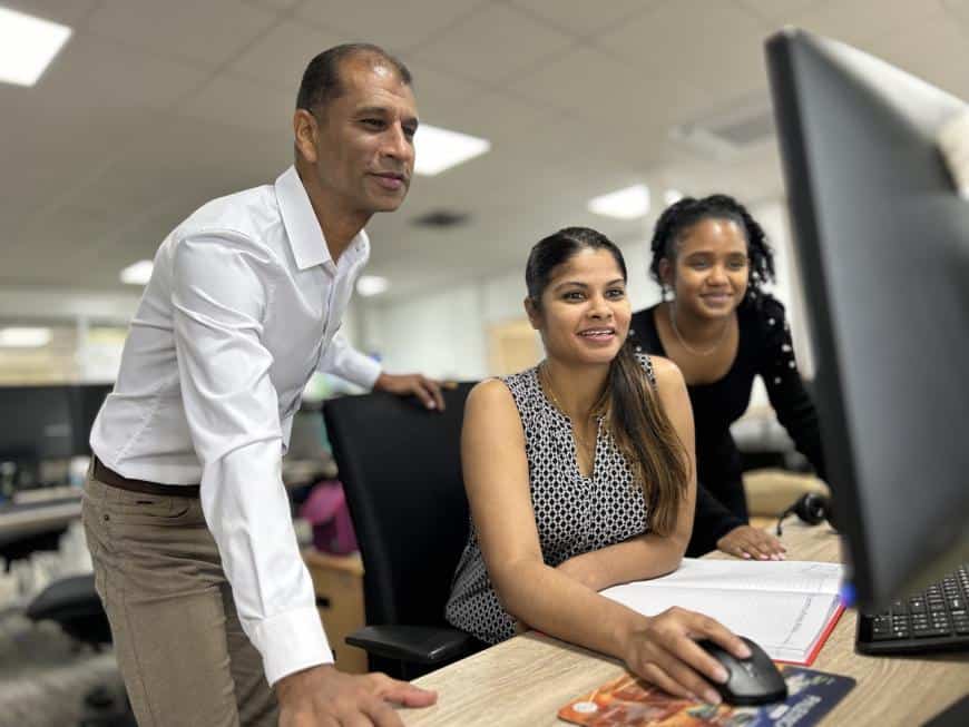 Patrick Brunings (links, met twee medewerkers). Foto: © Corporate Communication Staatsolie