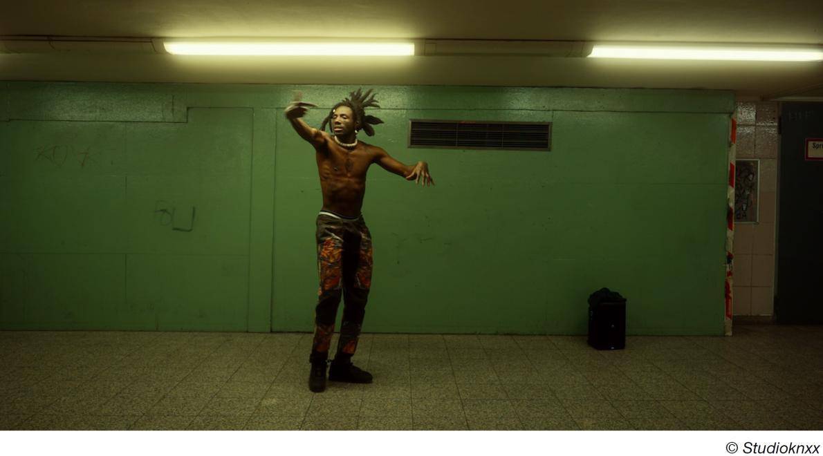 Julianknxx presenteert solotentoonstelling “Chorus in rememory of flight” bij kunstruimte Metro54