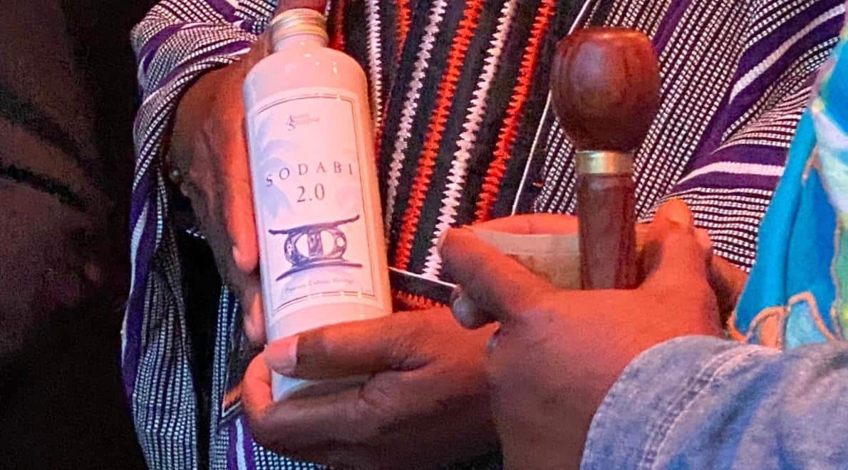 Schiedamse distilleerderij helpt traditionele West-Afrikaanse drank Sodabi herintroduceren