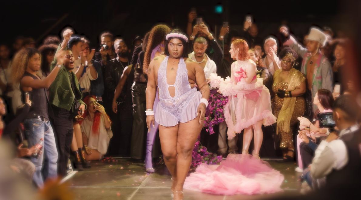 Balls en catwalks in de nieuwe docuserie SLAY: express to impress