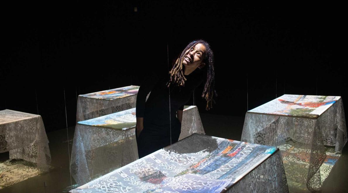 Between a Dance and Sitting in a Chair toont nieuw en bestaand werk (in een nieuwe uitvoering)