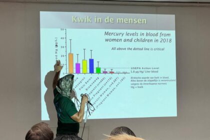 Milieuactivist Erlan Sleur spreekt in Nederland over de Surinaamse milieuproblematiek