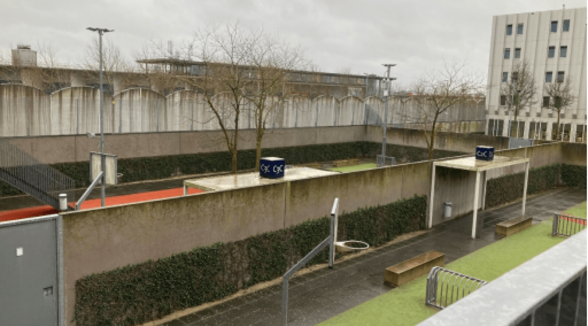 Hulp gezocht voor asielzoekers in overvol detentiecentrum Schiphol