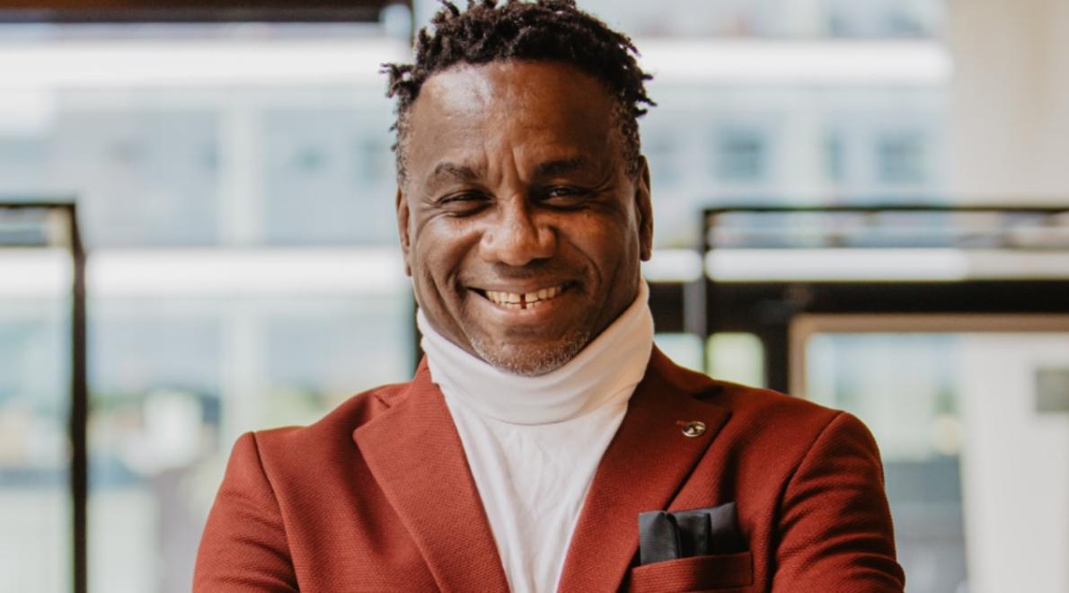 De ontdekkingstocht van de Afrocentrische schrijver en journalist Marvin Hokstam