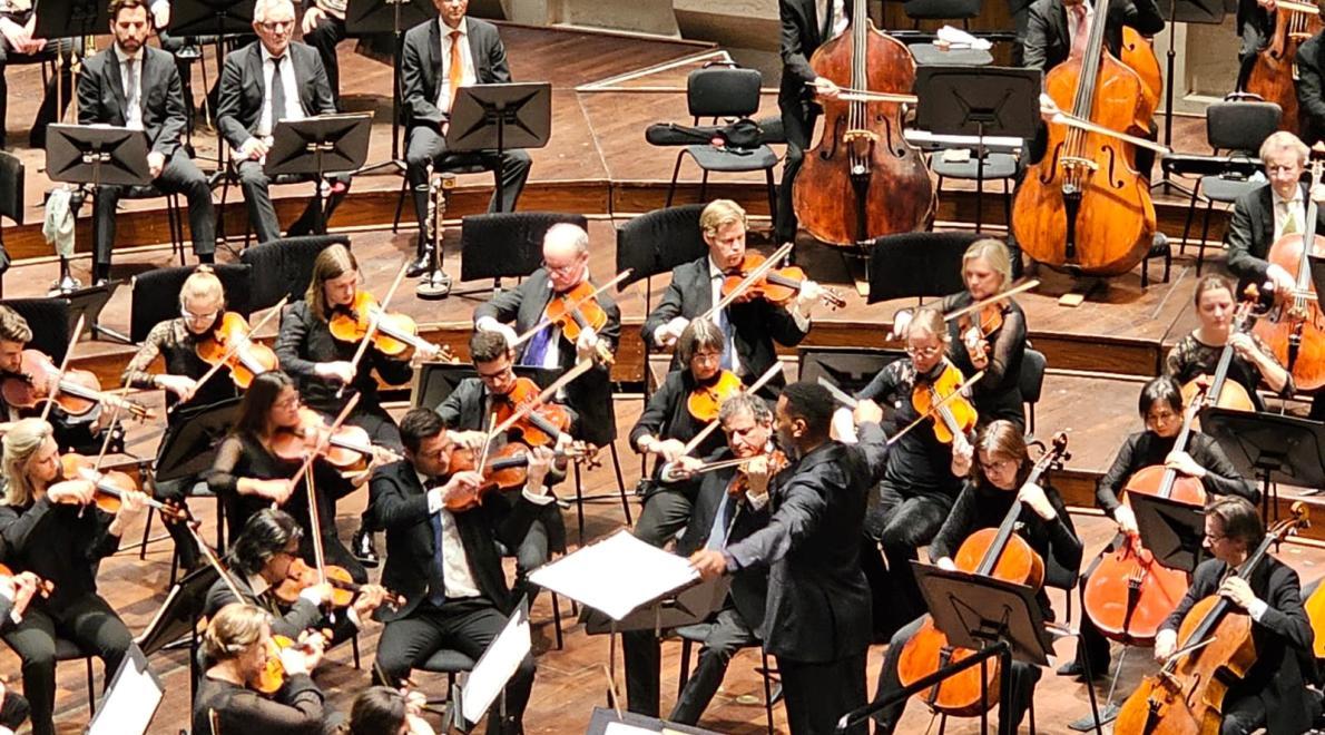 Roderick Cox speelde Negro Folk Symphony in Rotterdam | Black excellence speelt Black excellence