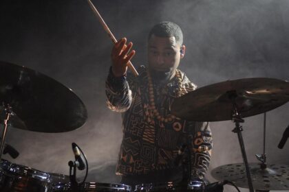 Het Uur van de Wolf: Yoràn Vroom – Master of Drums