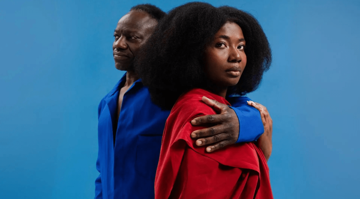 Kimberley Agyarko maakt ABROAD, een multimediale voorstelling over ouderschap, offers en heling