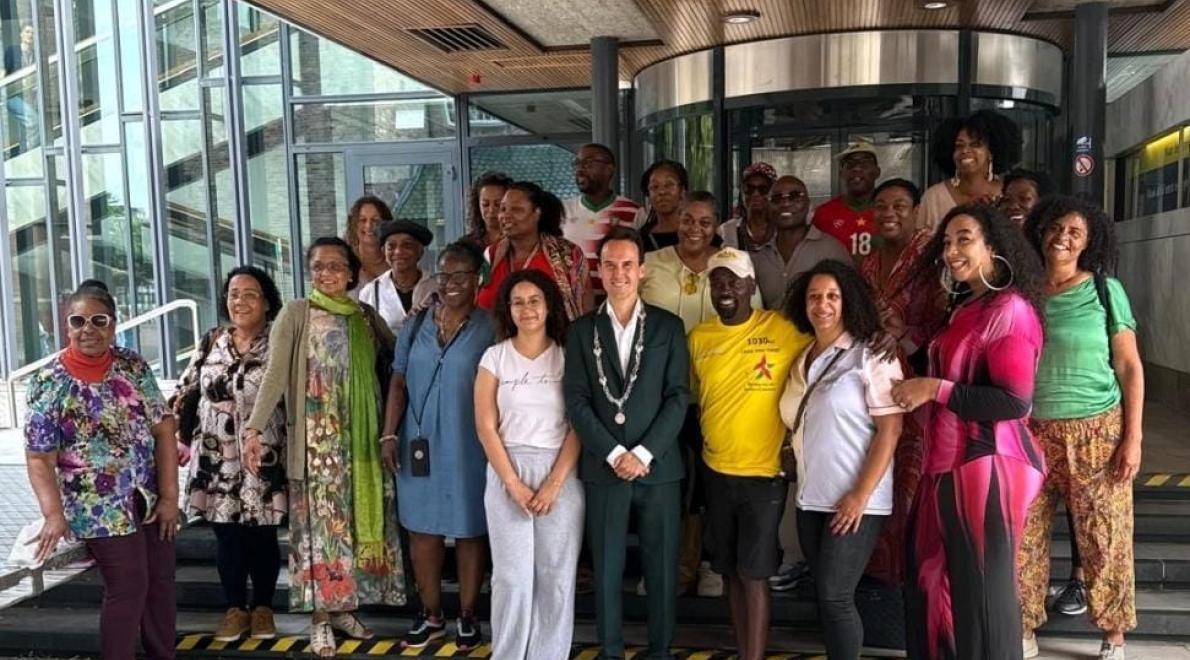 Stephen Brug krijgt warm onthaal in Arnhem tijdens zijn Loop voor Hoop