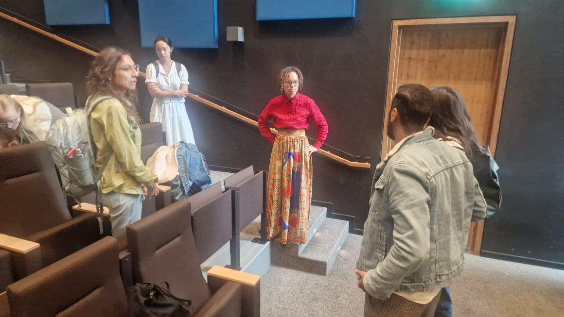 Annina van Neel in gesprek met studenten bij de VU