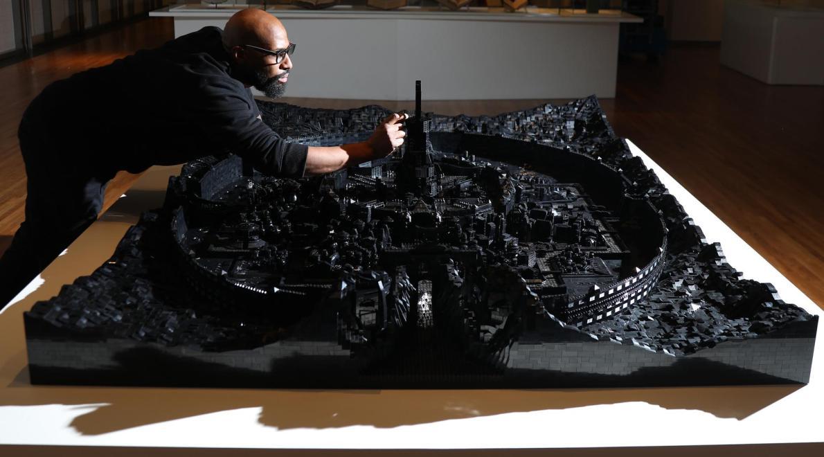 Ekow Nimako premiert bij Wereldmuseum Amsterdam met werk van één miljoen zwarte LEGO®-stenen