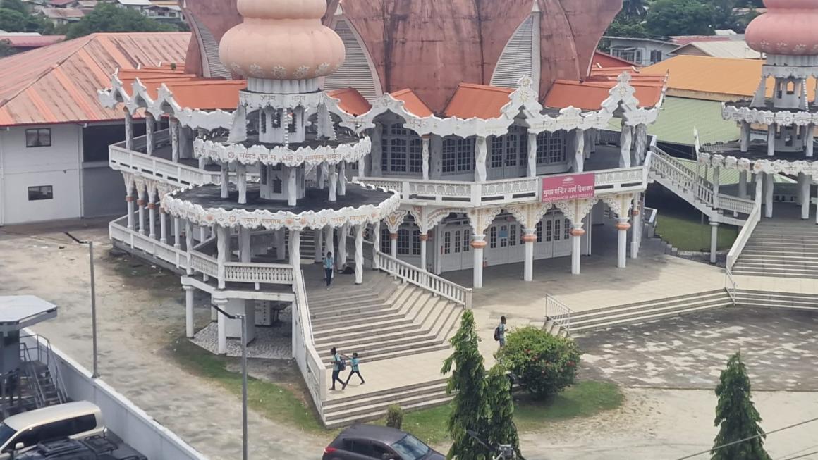 Spelende kinderen bij de Arya Dewaker tempel 