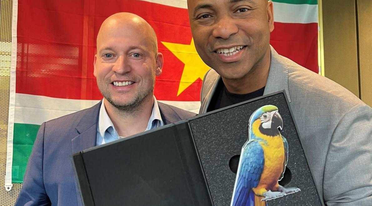 Humberto Tan ontvangt eerste Papegaai Duit voor 50 jaar onafhankelijkheid Suriname
