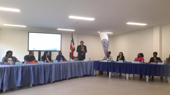 Minister Henry Ori en een deel van zijn staf op een persconferentie in Paramaribo. Foto: © Zoë Deceuninck