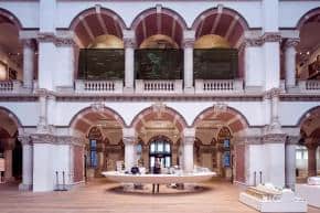 Namenmonument honderdduizenden tot slaaf gemaakten komt in hart van de nieuwe expositie 'Onze koloniale erfenis' op de eerste verdieping van het Tropenmuseum.               Beeld: impressie Studio Bertels