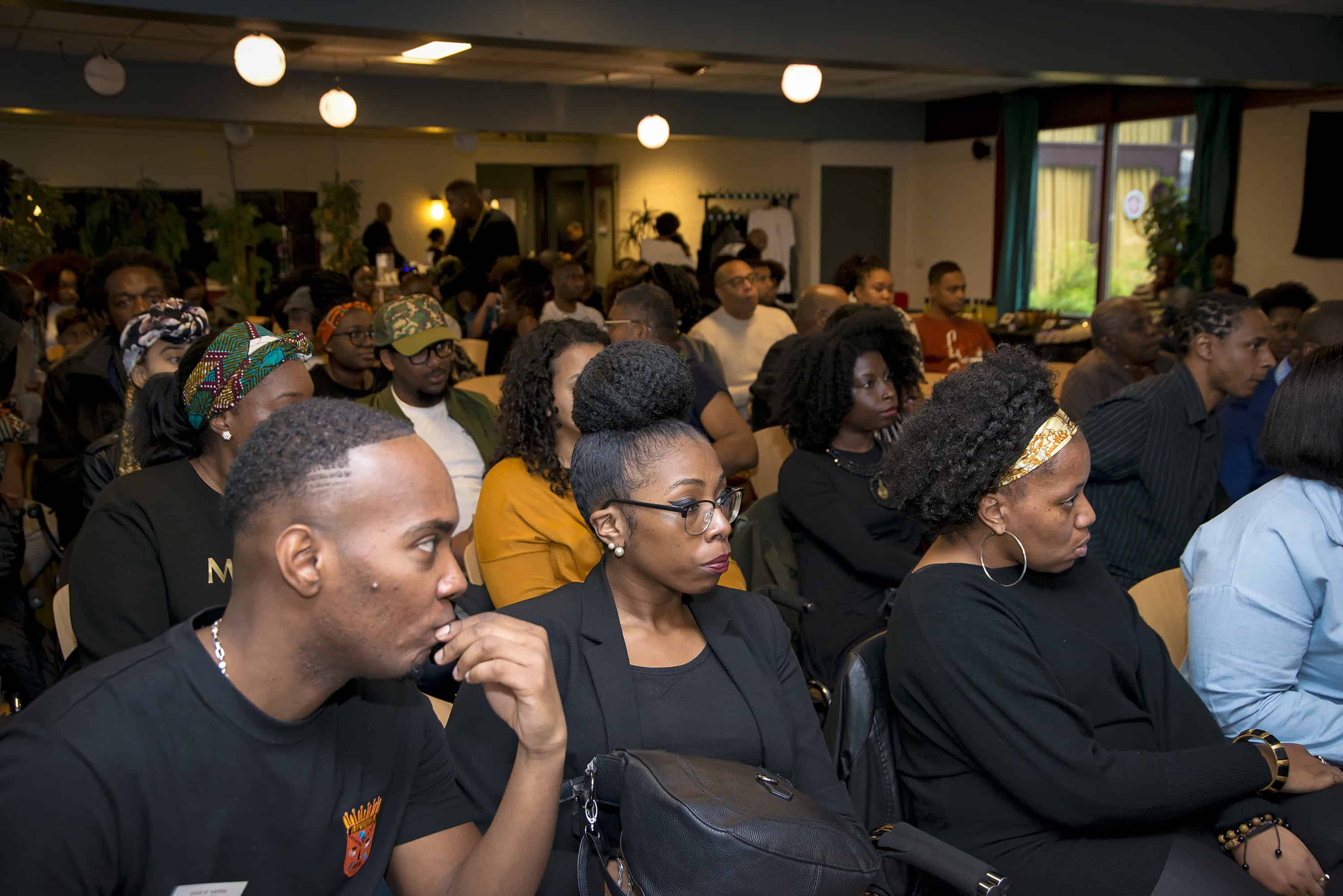 Geboeid publiek. Foto Ptah Ank Re